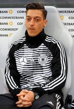 هكذا تم استبعاد أوزيل من قائمة الدوري الإنجليزي الممتاز