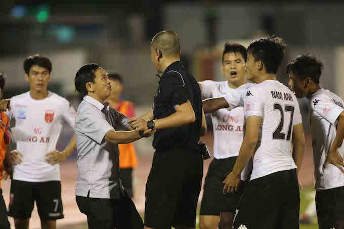 VIDEO: Vietnamese team let opponents score after protesting late penalty!