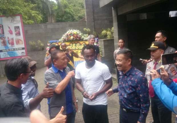 OFFICIAL: Persib Bandung signs former Chelsea midfielder Michael Essien