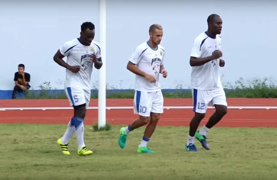 Michael Essien and Carlton Cole have trouble adapting to Indonesia