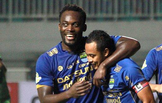 Michael Essien and Didier Zokora share the spoils in Indonesia Liga 1