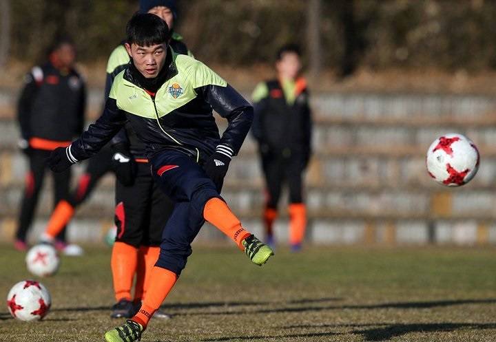 Video: Luong Xuan Truong impresses Gangwon with a stunning free kick