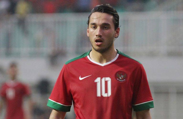 Ezra walian orang mana