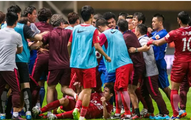 Former Chelsea star Oscar sparks mass brawl in China Super League