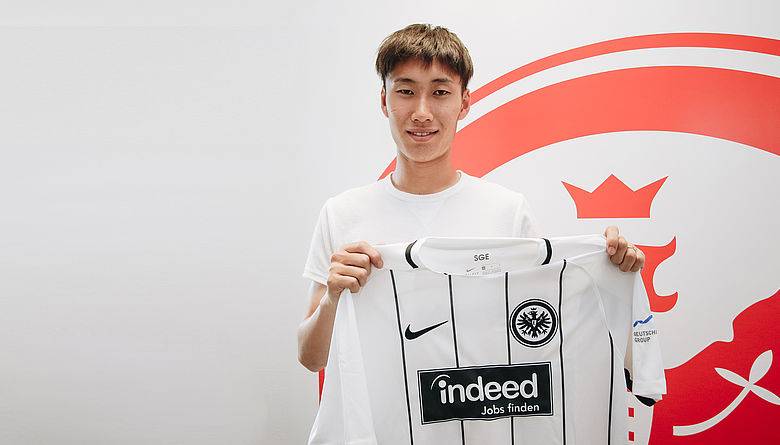 Japanese midfielder Daichi Kamada joins Eintracht Frankfurt