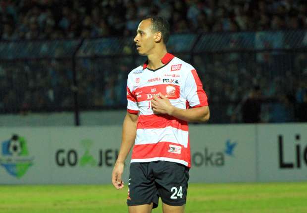 Peter Odemwingie’s hat-trick gains big win for Madura United