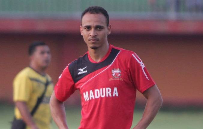 Madura United offer contract extension for Peter Odemwingie