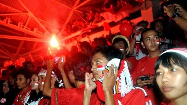 Indonesian supporter killed by flare during friendly match