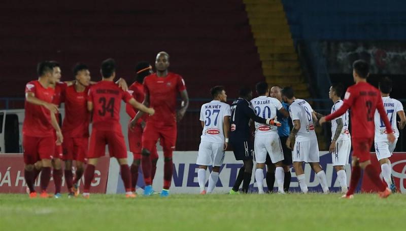 VIDEO: V.League side score while opponents arguing with referee