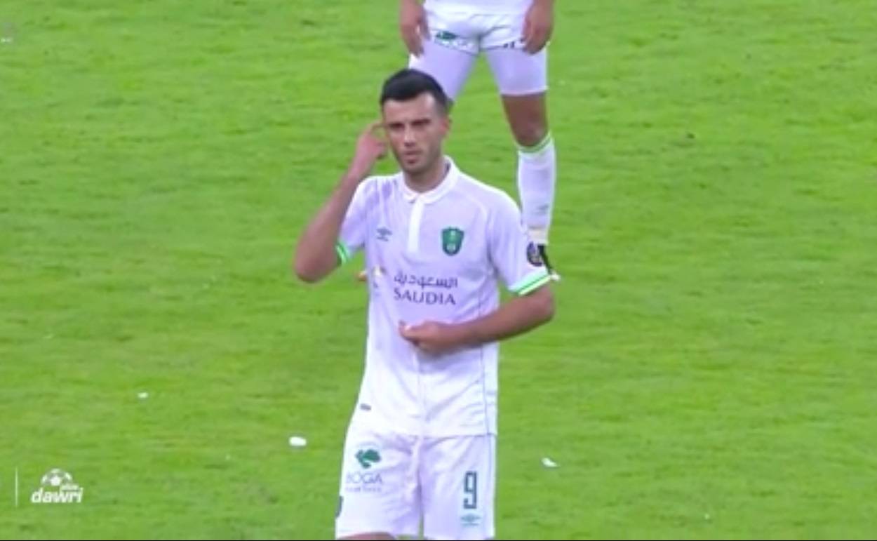 Al-Ahli striker Omar Al-soma leaves the pitch angry with his coach Serhiy Rebrov