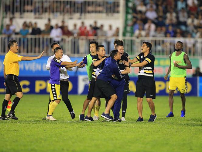 Hanoi FC coach Chu Dinh Nghiem apologizes for sparking mass brawl against Hoang Anh Gia Lai