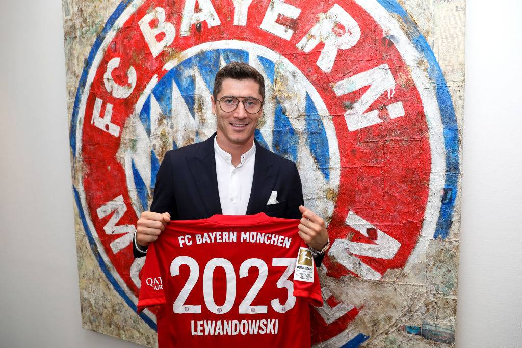 Robert Lewandowski Extends Stay at Bayern Munich