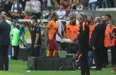 Galatasaray Player Sent Off for Fighting Teammate on Pitch