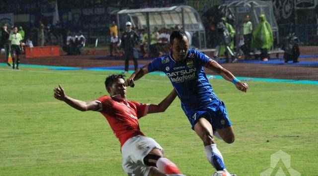 Best XI Pemain-Pemain yang Pernah Memperkuat Persib Bandung dan Persija Jakarta