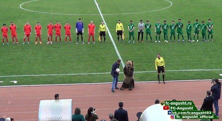 Pertandingan Sepak Bola Kasta Ketiga Liga Rusia Gunakan Beruang Sebagai Maskot Pembuka Laga