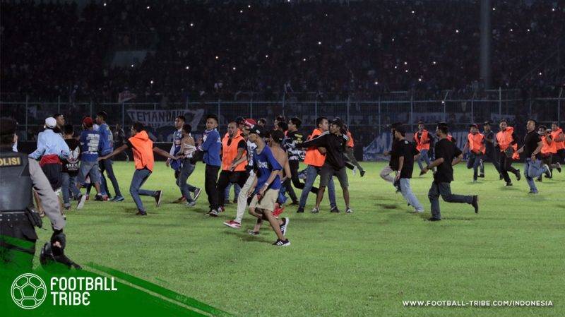 Arema FC melawan Persib Bandung berujung ricuh