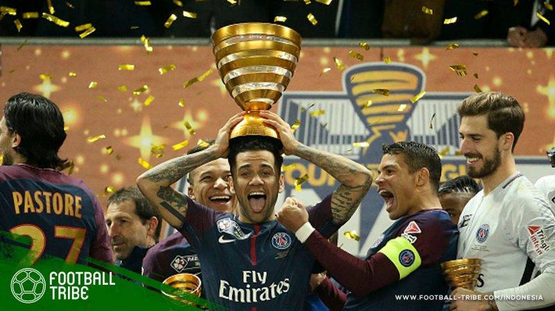 Alves dengan bermandikan trofi juara