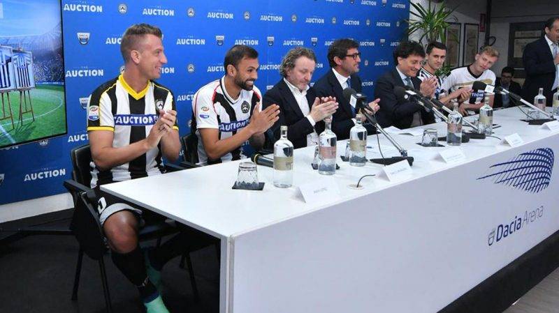 Udinese mengenakkan 11 jersey