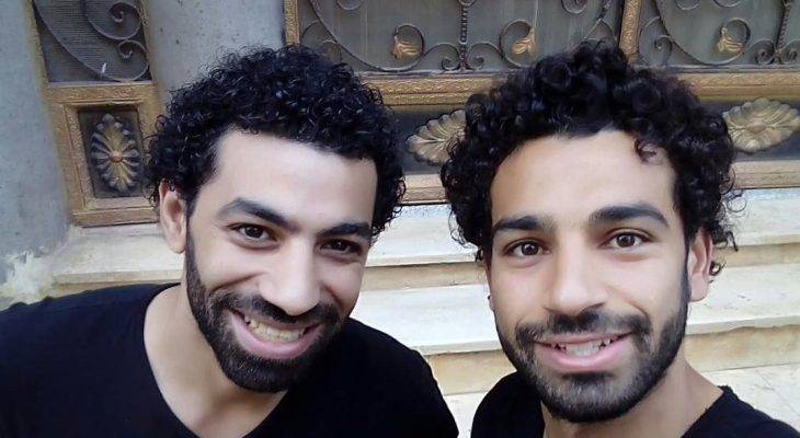 Ketika Mohamed Salah Menyapa Kembarannya