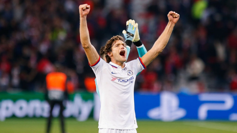 Marcos Alonso of Chelsea celebrate the victory after the UEFA Champions League match between Lille and Chelsea at Stade Pierre Mauroy