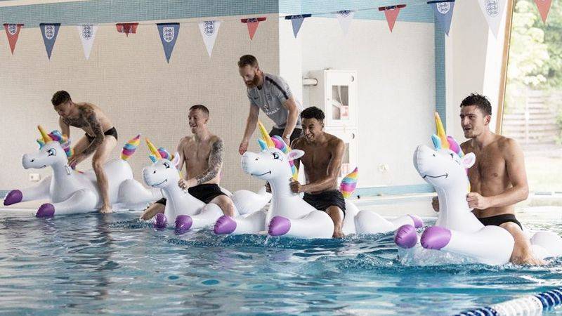 イングランド代表の選手達がオフにプールで大はしゃぎ！