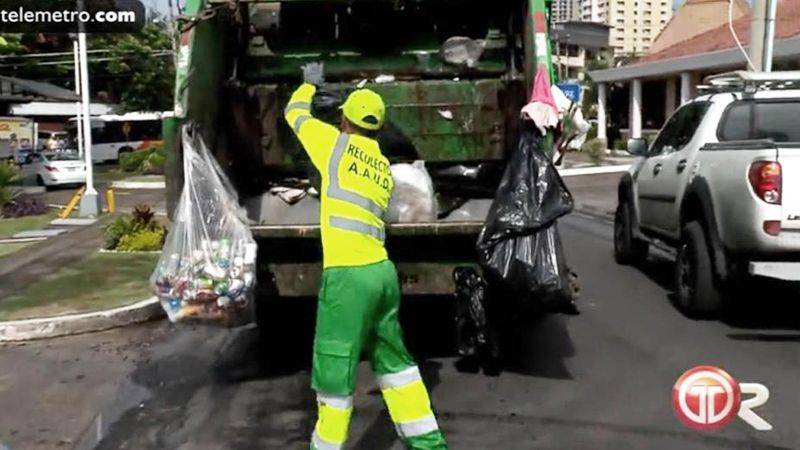 【W杯ヒストリー】25年間清掃員勤務をしているパナマ人がW杯で副審に