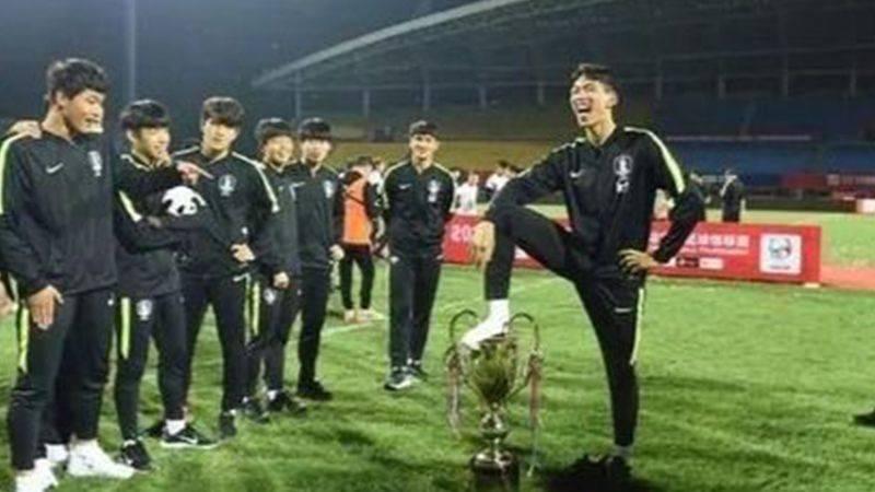 韓国サッカー協会 トロフィー踏みつけ行為で中国に謝罪 Football Tribe Japan