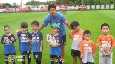 ベトナムでJFAユニクロサッカーキッズ。内田篤人氏と宮本恒靖氏が訪越