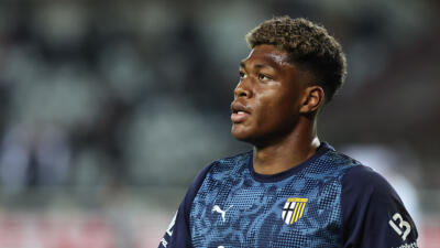 復帰の鈴木彩艶に厳しい評価相次ぐ、「悪夢」のシーズンがさらに悪化と指摘される