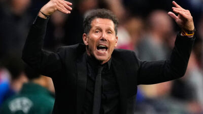 シメオネ監督が、トンネルでの衝突でアーセナルのホワイトに平手打ちと突き飛ばし！