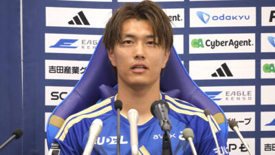 町田ゼルビア小川航基がユニ引っ張る！横浜FM戦主審はノーファウル判定も…