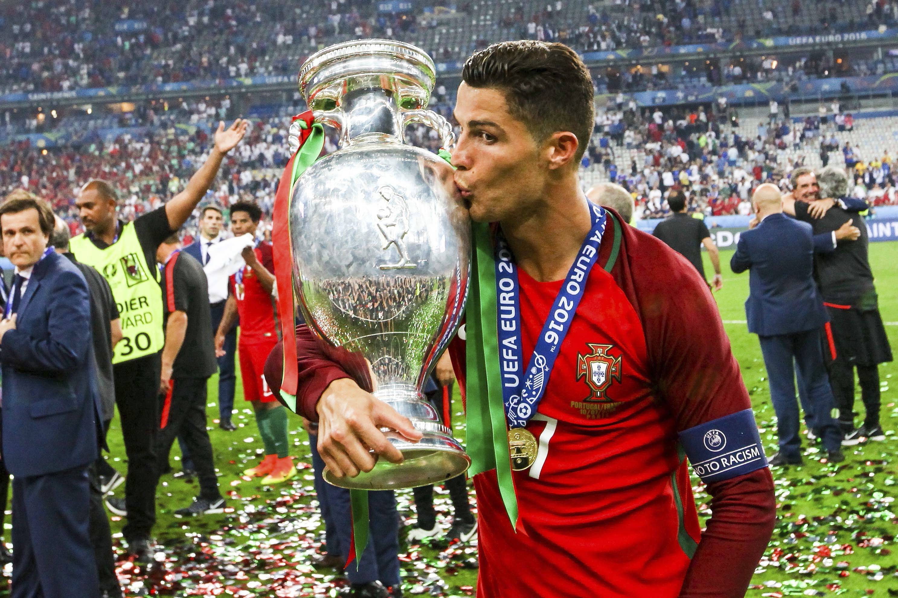 Ronaldo euro. Криштиану Роналду с Кубком евро 2016. Чемпион Европы 2016 Криштиану Роналду. Криштиану Роналду Португалия Кубок. Криштиану Роналду с Кубком Лиги чемпионов.