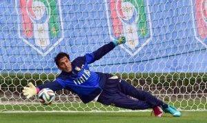 Gianluigi Buffon menandatangani kontrak baru bersama Juventus ketika berusia 43 tahun
