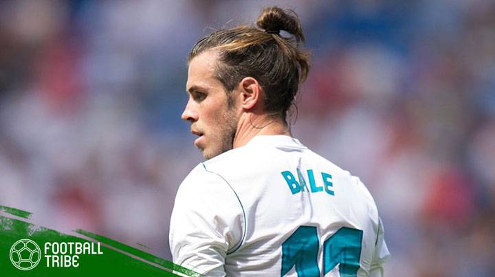 Bos Real Madrid, Carlo Ancelotti, memberikan petunjuk Gareth Bale di tengah perbincangan Tottenham