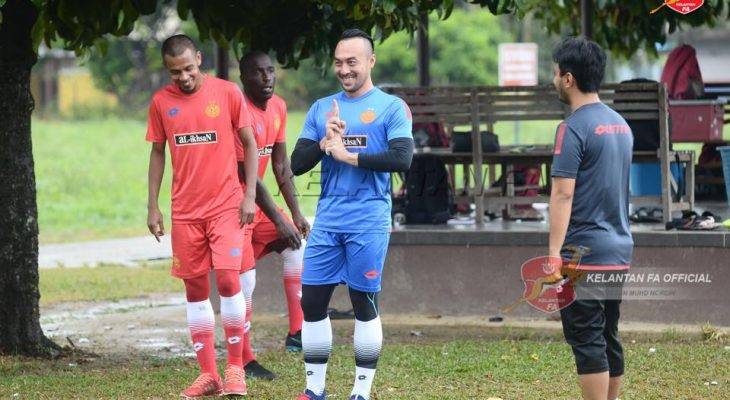 Rakan dan lawan ucapkan selamat berjaya kepada Khairul Fahmi Che Mat