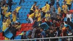 Kecewa dengan kekalahan, peminat Indonesia baling kerusi ke tengah padang