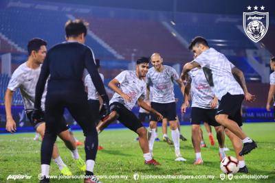 Larkin jadi saksi pertemuan dua musuh utama