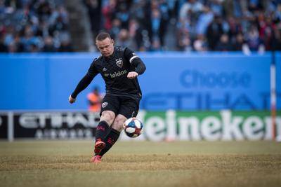 Video : Rooney jaringkan gol dari garis tengah padang