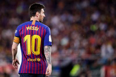 Video : 11 tahun yang lalu, Messi warisi nombor 10 Barcelona