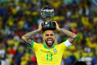 Dani Alves pemain pertama dalam sejarah memenangi 40 piala