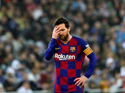 Marah dan kecewa, Lionel Messi menggeluarkan ketidakpuasannya ketika Barcelona kehilangan gelaran kepada Real Madrid