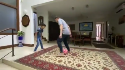 [VIDEO] Tonton perlawanan sengit antara Anwar Ibrahim dan cucunya di rumah