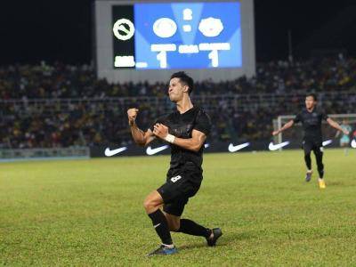 B. Sathianathan akui terkejut padang Stadium Darul Makmur berlubang