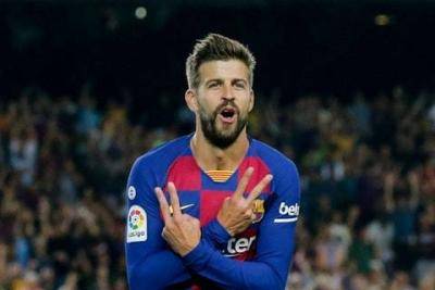 [VIDEO] Gerard Pique cycles to Camp Nou instead of team bus