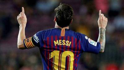 How much does Lionel Messi earn for FC Barcelona?