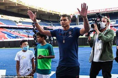 “Ini benar-benar membuat saya mengamuk…”: Thiago Silva membidas pengarah sukan PSG kerana gagal memberikannya tawaran baru setelah final Liga Juara-Juara