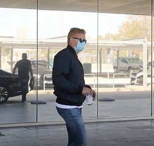 Ayah dan superagent Erling Haaland dilihat bersama di lapangan terbang Barcelona 