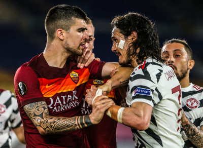 Edinson Cavani menyerang balik untuk melindungi Mason Greenwood yang dikasarkan oleh pembela Roma