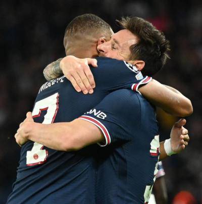 ‘Kami bergaul dengan hebat’ – Lionel Messi mengenai hubungan dengan rakan serang sepasukannya Neymar dan Kylian Mbappé