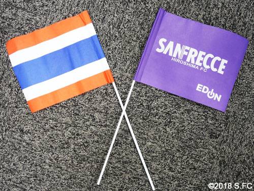 สยามดาร์บี้! ซานเฟรชฯแจกธงชาติไทยโบกทั่วสนามเกมดวลซัปโปโร